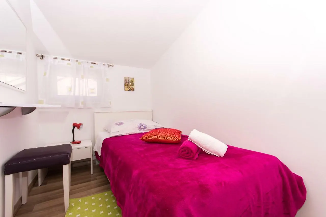 Apartmani Island Trogir 0*,