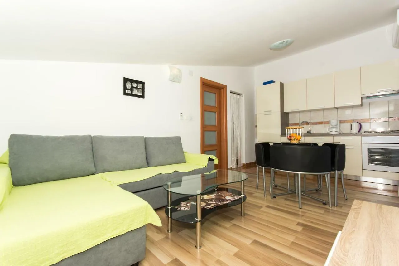 Apartmani Island Trogir 0*,