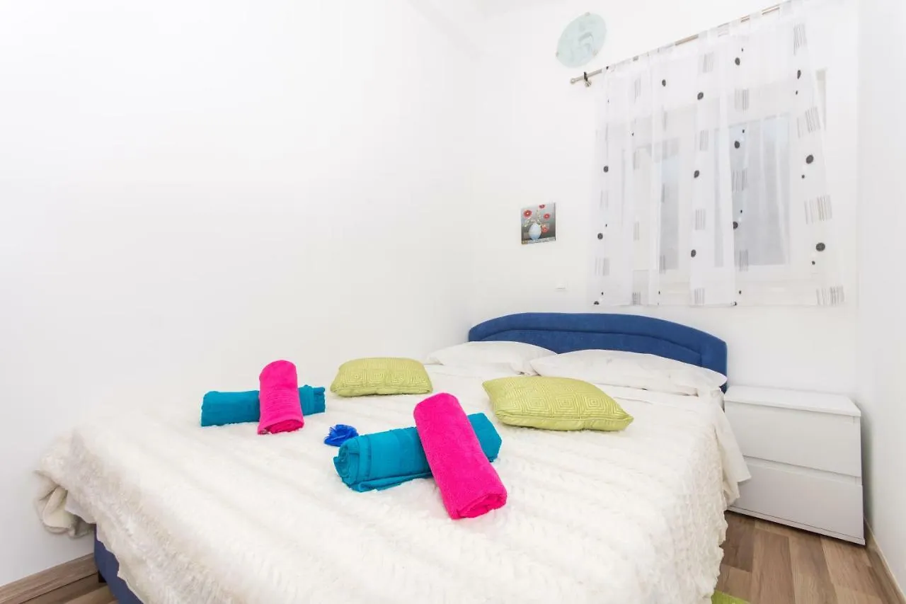 Apartmani Island Trogir 0*,