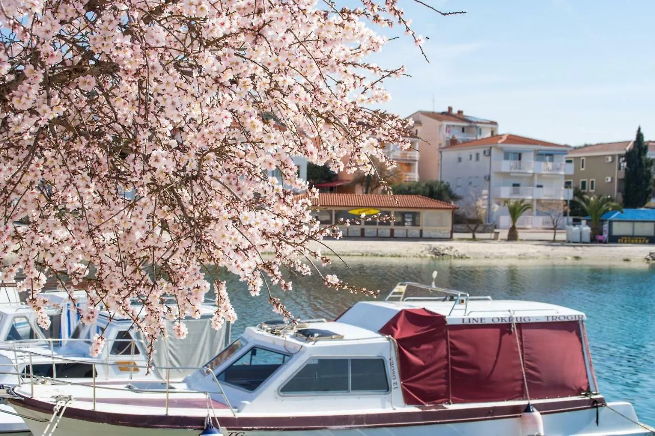 Apartmani Island Trogir 0*,