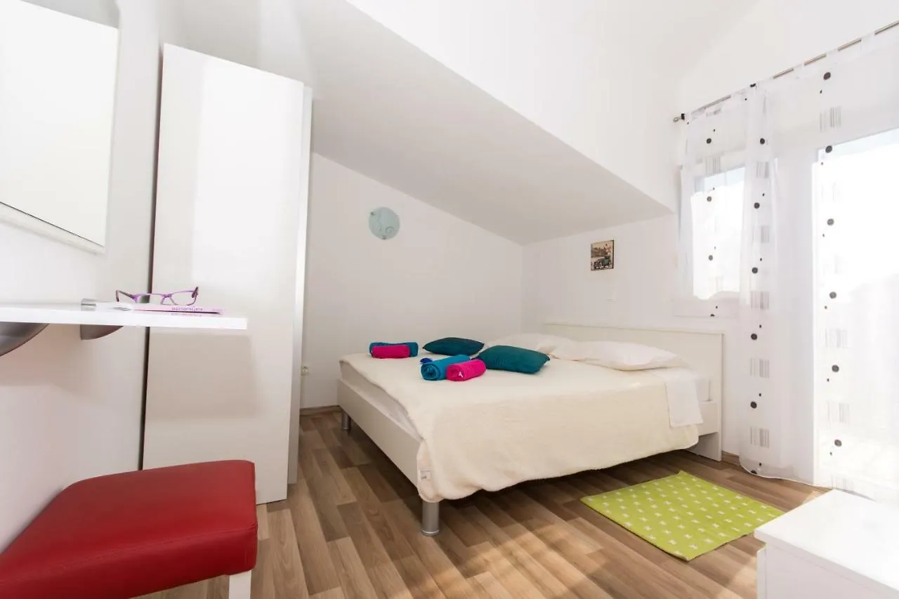 Apartmani Island Trogir 0*,