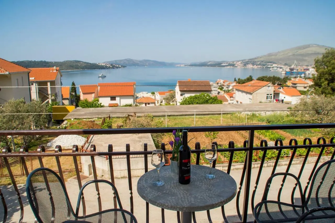 Apartmani Island Trogir 0*,